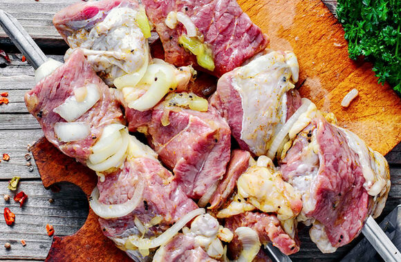 Все маринады из расчета на 1,5-2,5 кг мяса. Маринуем в среднем 2 ч. 1) Луковый с уксусом: 1 кг лука+ 1ст.л.сахара+ 2 ч.л соли+ 0,5 стакана 9% уксуса+ 1ст.л специй.