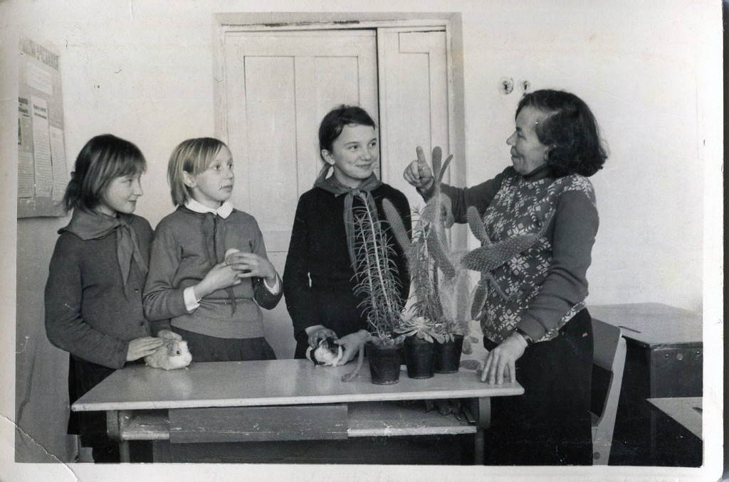 Моя единственная школьная фотография. Случайно найденная на просторах интернета.  Я крайняя слева.