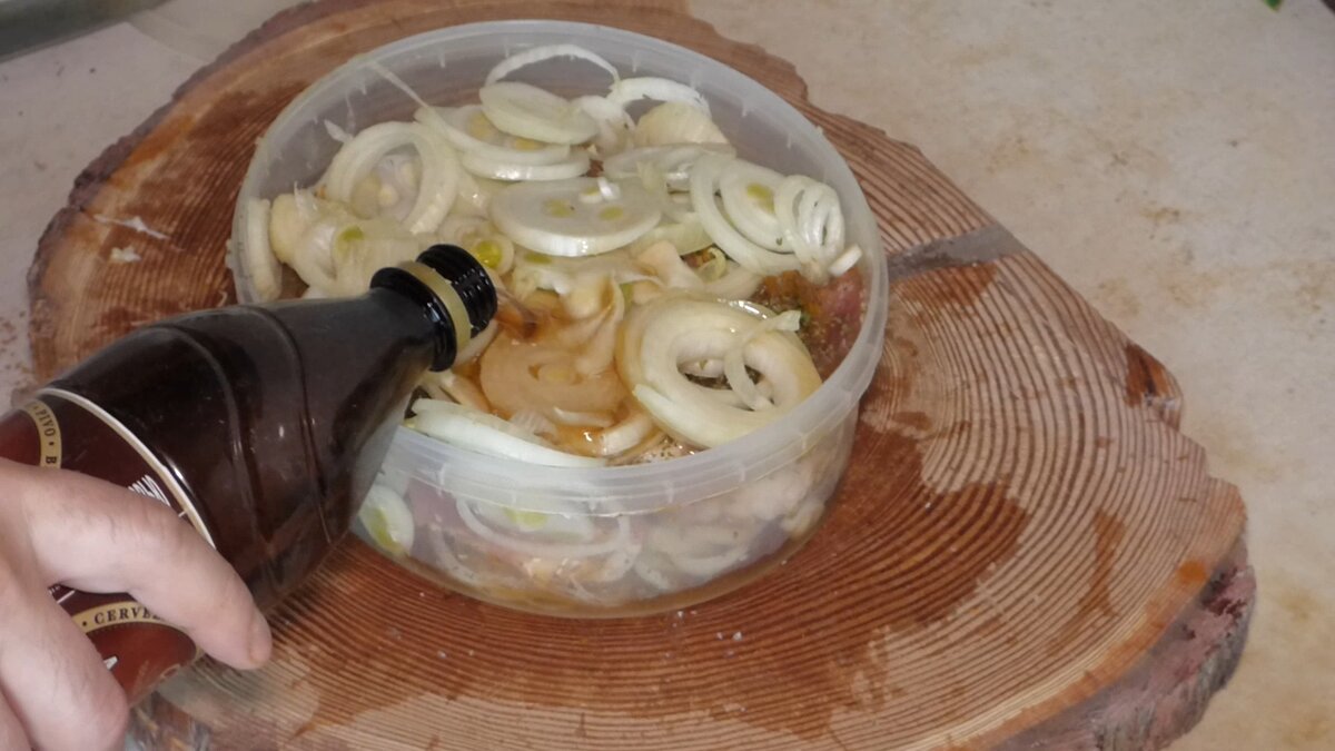 Заливаем мясо пивом