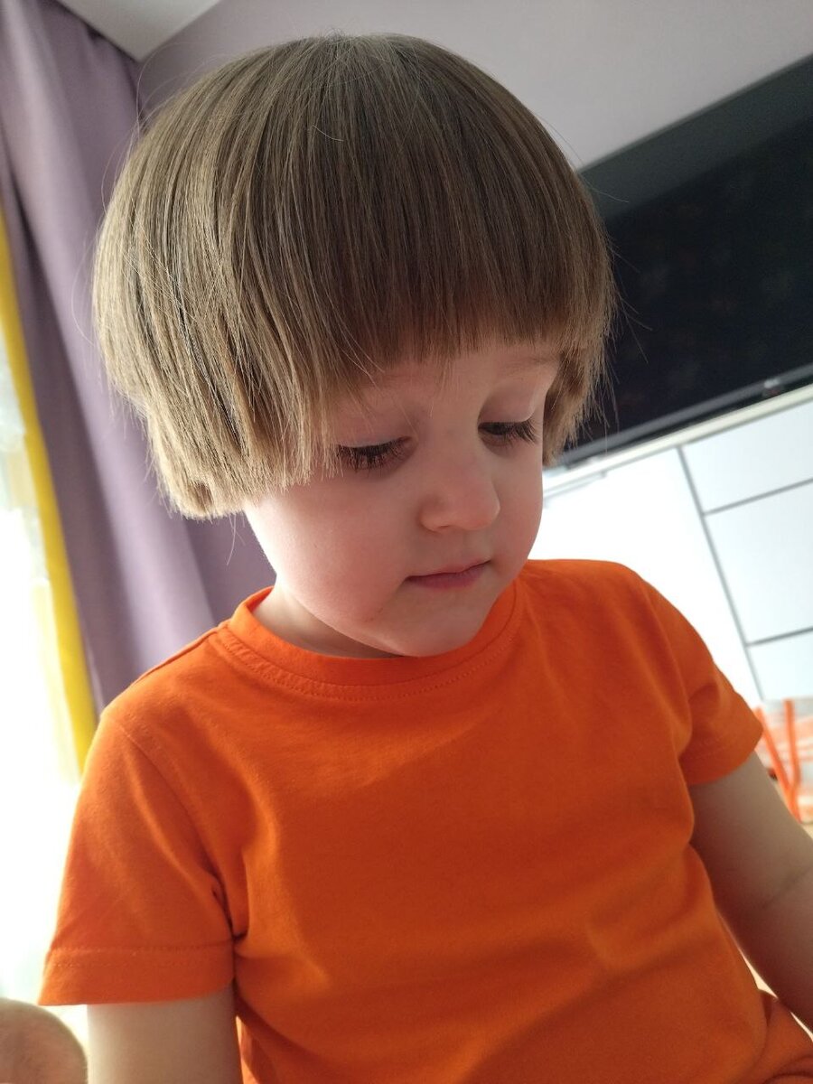 Иван и Алиса уже приносят нам наши звонящие телефоны, недоумевая, почему мы не берем трубку