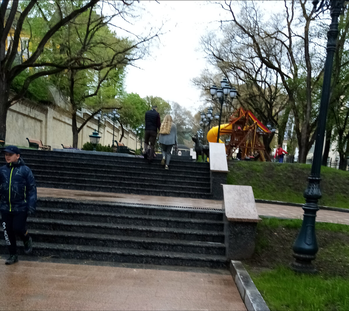Курортный парк начинается со ступенек в гору.