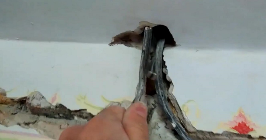 Хитрость, которая поможет легко и просто заменить проводку в потолке ...