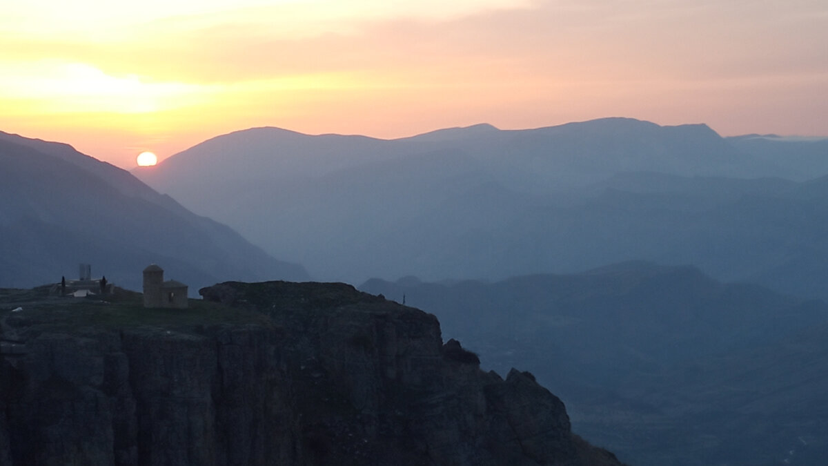 Закат в горах Дагестана. Фото - Лидия Захарова/Polienko: путешествуем вдвоем