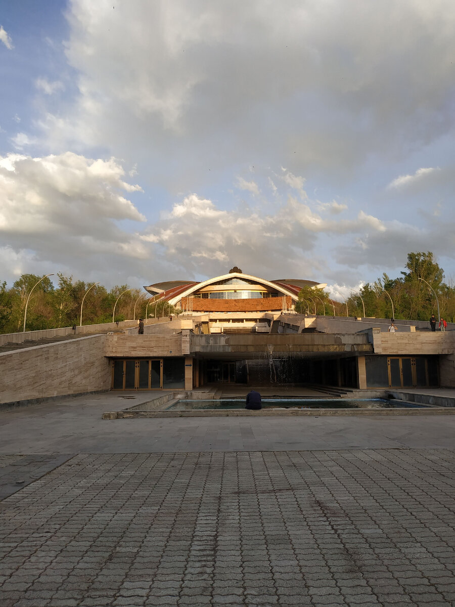 Спортивно-концертный комплекс им. Демирчяна в наши дни. Авторское фото.