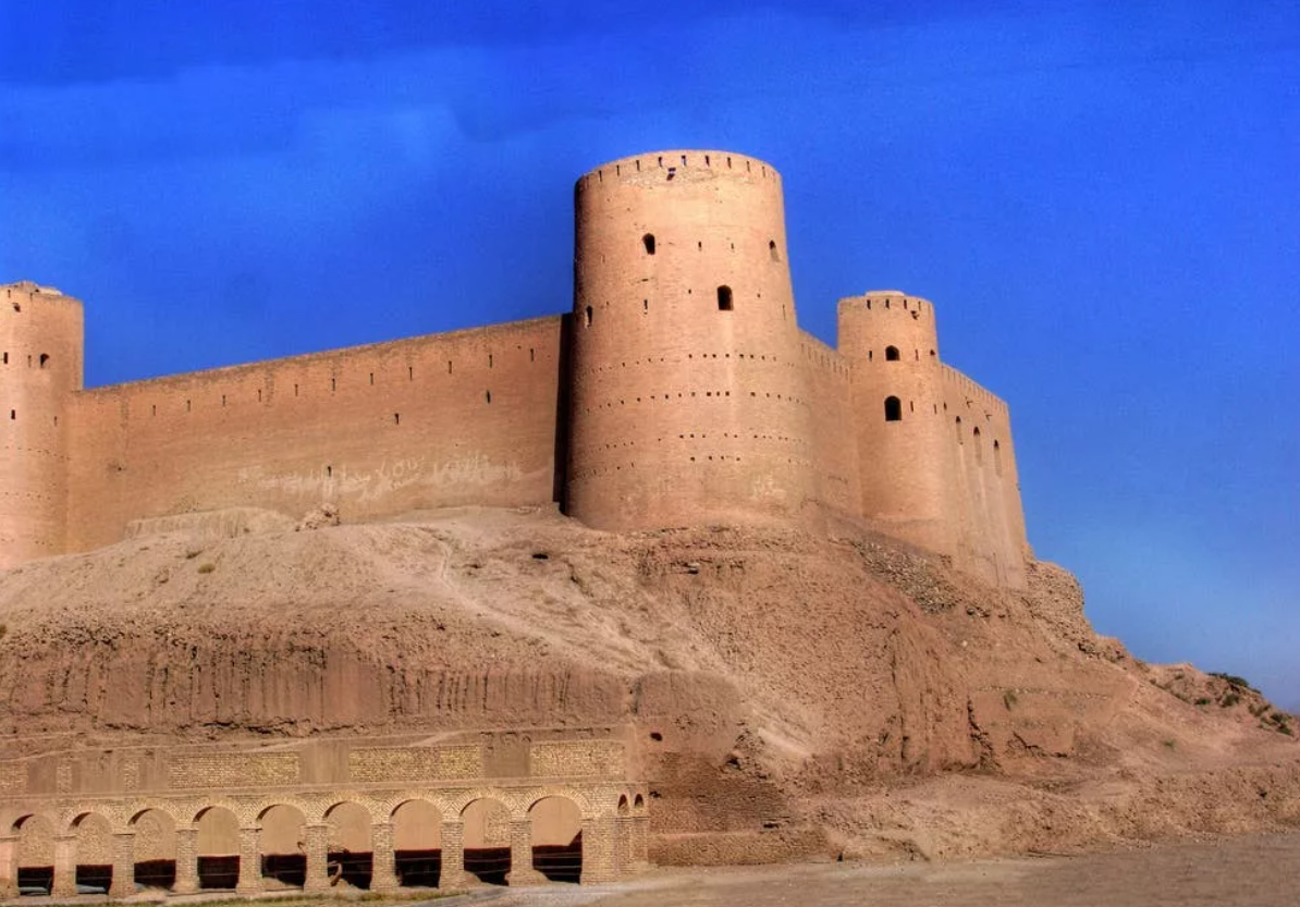 Пока над камнем небо, человеку не нужно грустить и не стоит бояться 