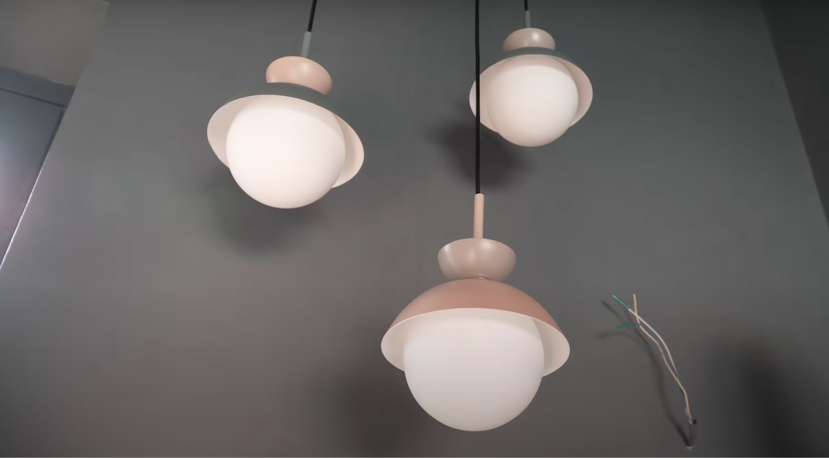 Несмотря на то, что у меня в спальне уже висят чистовые светильники — из стены все еще торчит провод. Его замаскирует зеркало