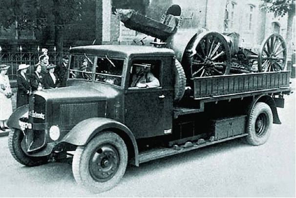 Грузовик «Rochet-Schneideг 420-VLES» с пушкой Canon de 105 mm L modèle 1913  
Грузовик выпускался в 1936-1940 гг. в трех модификациях: с бортовым кузовом (длина кузова достигала 7,2 м и позволяла перевозить 155-мм пушки с боезапасом), с цистернами топливозаправщиками объемом 5 тысяч литров, с фургонами для мастерских. Также известны автомобили с газогенераторными установками под обозначением «Libault». Всего было построено около 600 машин. ТТХ машины: колесная база – 4,6 м; грузоподъемность – 5т; тип двигателя – 4-цилиндровый, карбюраторный; мощность двигателя – 70 л.с; трансмиссия – 4-ступенчатая коробка передач.
