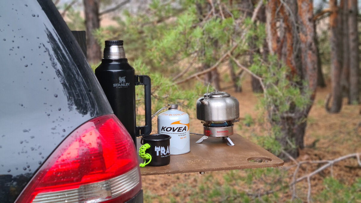 Внутренний быт в автомобиле во время путешествия