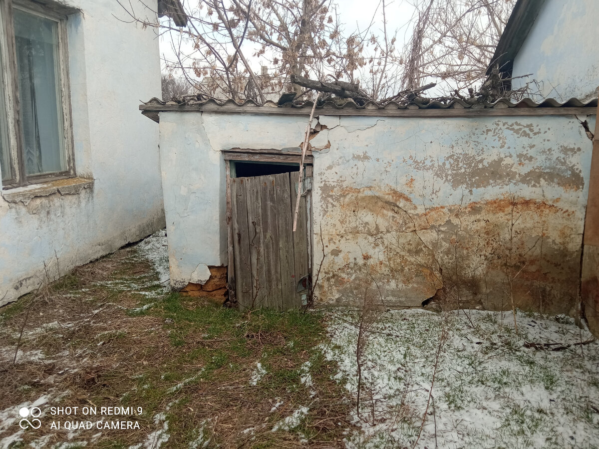 Этот сарай уберём. Он прямо в окна смотрит.