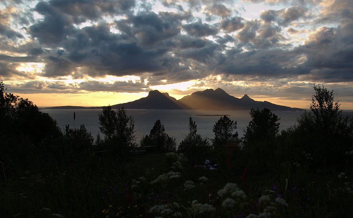 Ландегуде. By Siri - Midnattsol! (8085)Uploaded by Jorunn, CC BY-SA 2.0, https://commons.wikimedia.org/w/index.php?curid=7427635