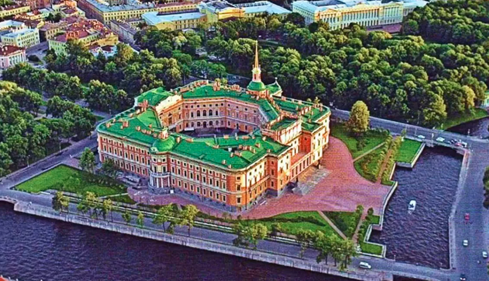 Михайловский (Инженерный) Замок, построен Павлом 1, отдельно стоящее здание. Фото из интернета.