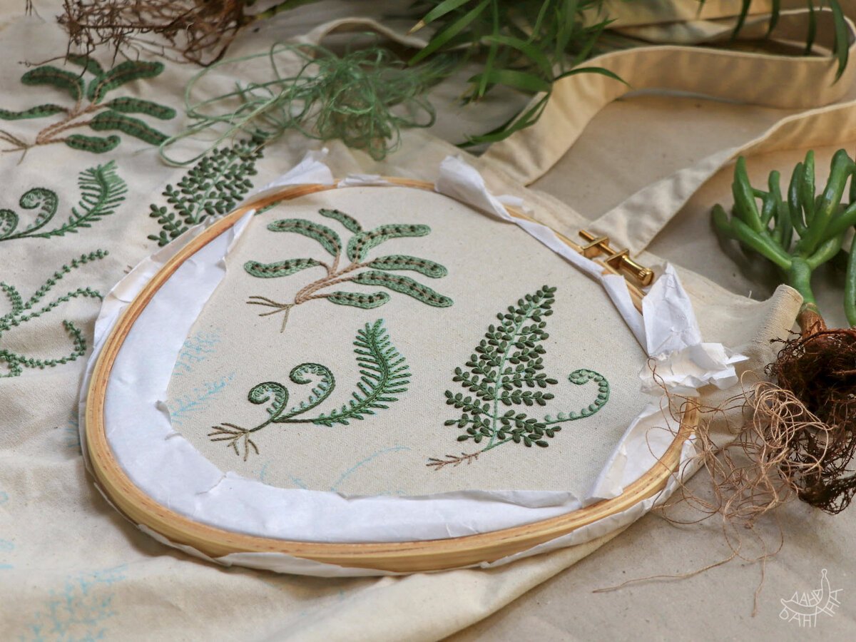 Растения живые и вышитые; спутанные мулине чем-то напоминают корни