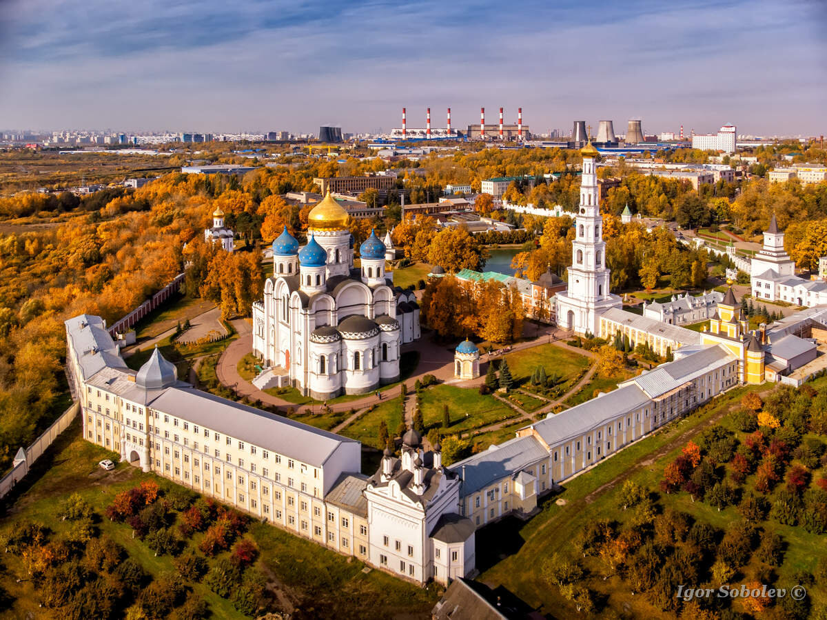 Церковь в городе