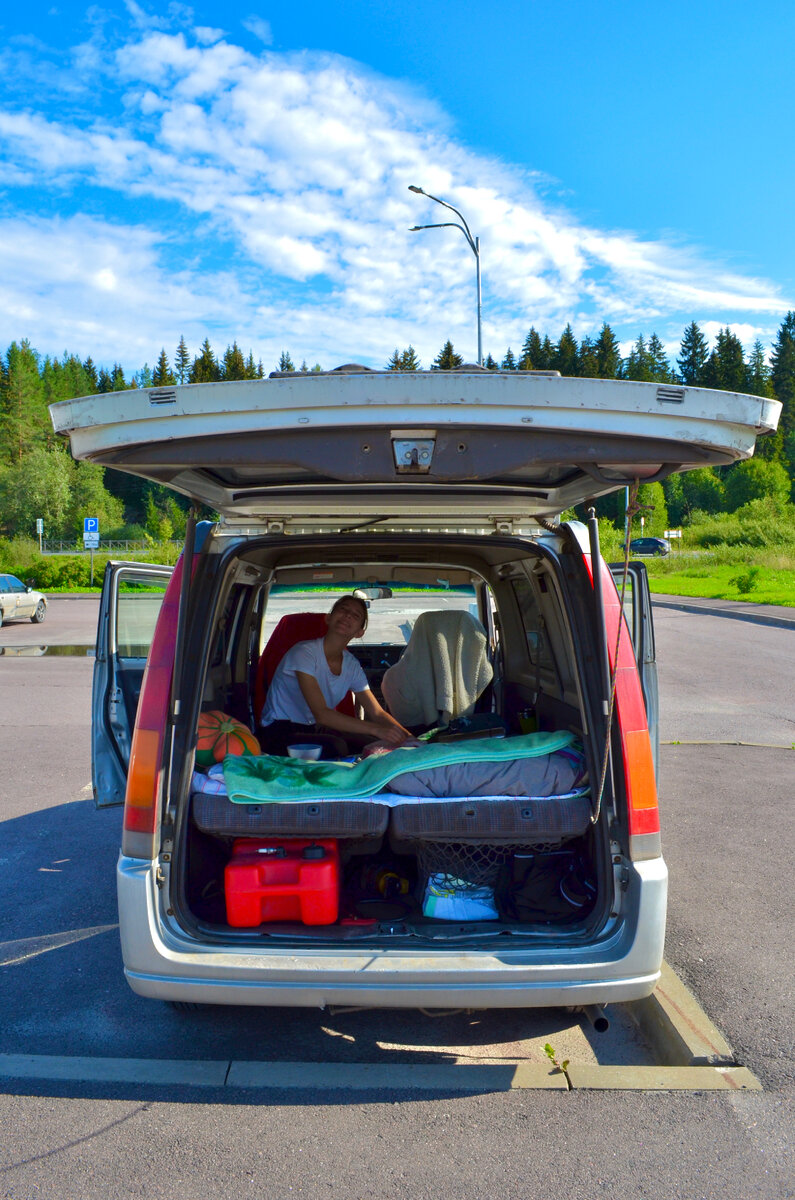 Спальное место около спортивного комплекса в Сортавале