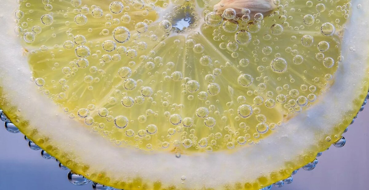 Сегодня употребление лимонной воды натощак стало очень популярным. Но польза этого напитка зависит от того, как вы его употребляете, когда и в каком количестве. Общее количество не должно превышать трех стаканов в день, поскольку избыточное потребление лимонной воды может быть вредным для организма.