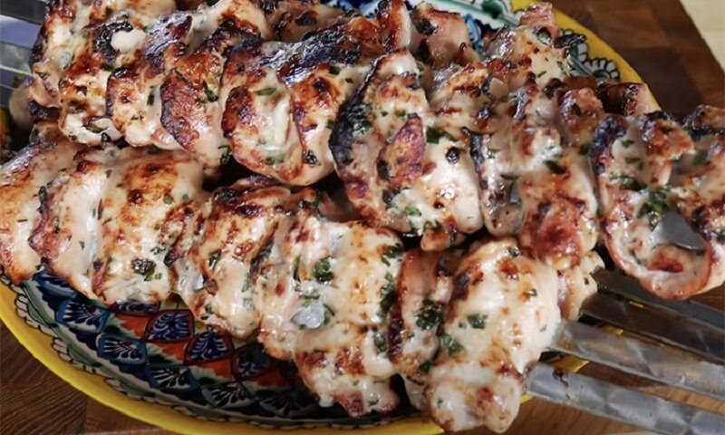 Особый шашлык из курицы – всегда сочный и очень вкусный 