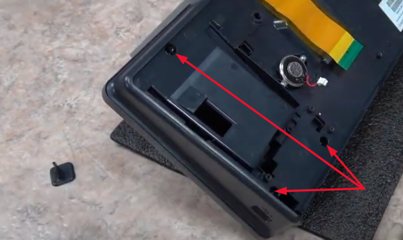 Выкрутить три винта, чтобы освободить крышку