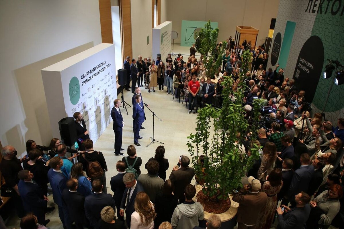 Председатель Правления ПАО «Газпром» Алексей Миллер, директор ЦВЗ «Манеж» Павел Пригара и губернатор Санкт-Петербурга Александр Беглов.