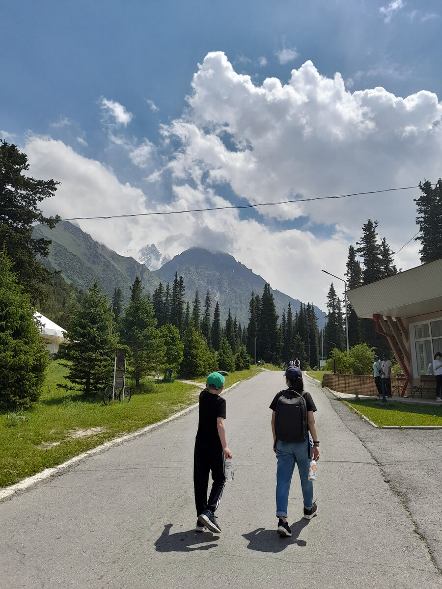 Справа - кафе