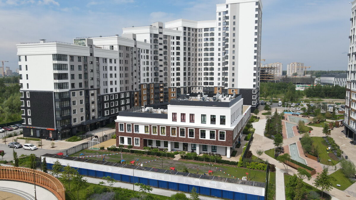 По центру фото — детский сад «Морячок». Открытие состоялось в сентябре 2021 года.