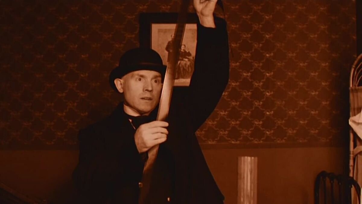 На фото образ Виктора Ивановича в исполнении Виктора Сухорукова. "Про уродов и людей" (1998).