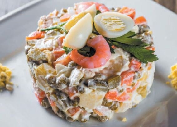 Оливье с креветками и авокадо