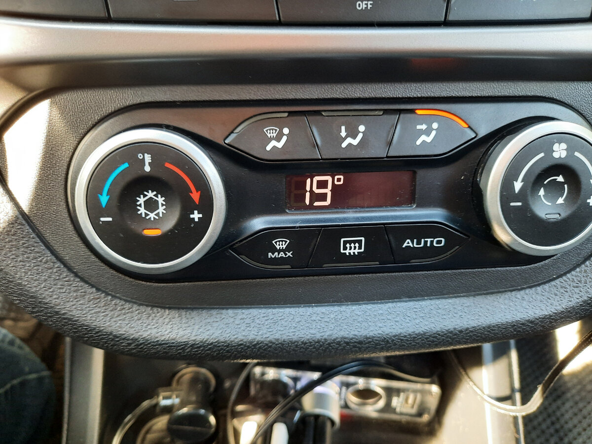 При такой температуре в салоне комфортно и для водителя, и для пассажира...