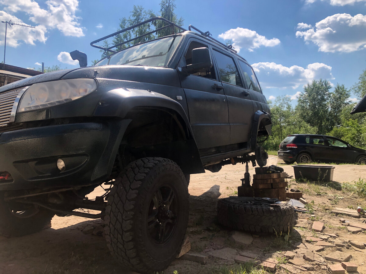 Весьма внушительные ходы подвески,  за счет длинных передних пружин,  подбора соответствующих амортизаторов и места их крепления.