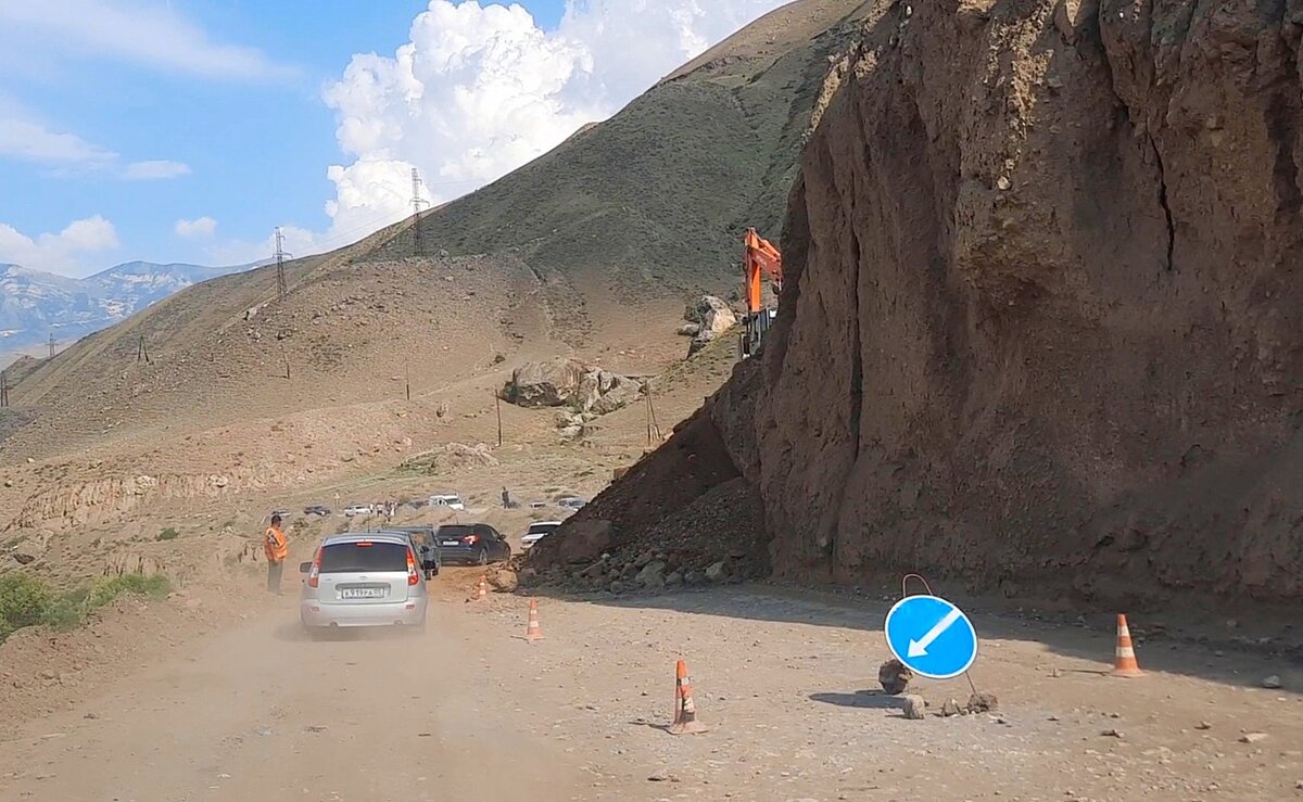 Обвалы, с одним из которых мы столкнулись в том же районе, где и находится Куруш, так же опасны для водителей.