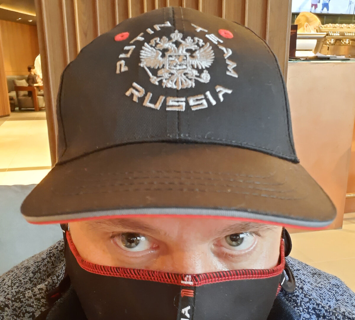 Приходится скрывать своё лицо