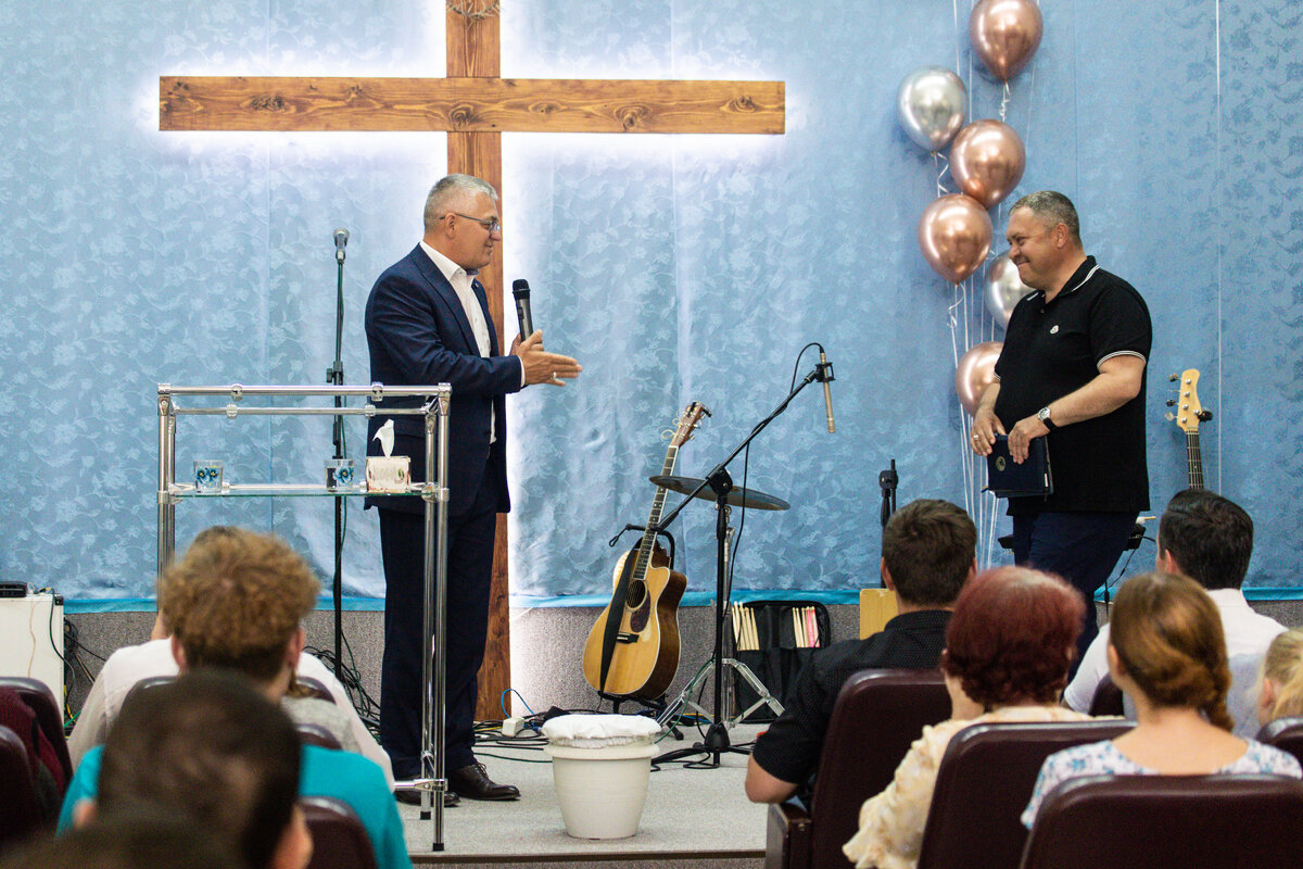 Пастор Андрей Анферов приглашает для приветственного слова начальствующего епископа РЦХВЕ Эдуарда Грабовенко