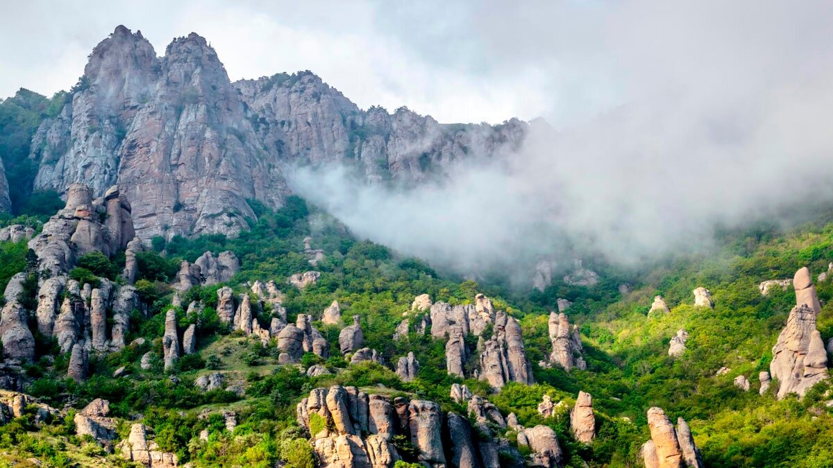 Фото с сайта: https://tour-center-msk.ru/articles/krymskaja-dolina-prividenij/