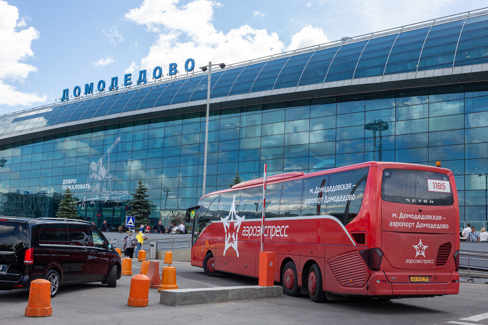 Автовокзал домодедово. Новый аэропорт. Москва аэропорт Домодедово. Автобус Аэроэкспресс. Аэропорт Домодедово 1991.