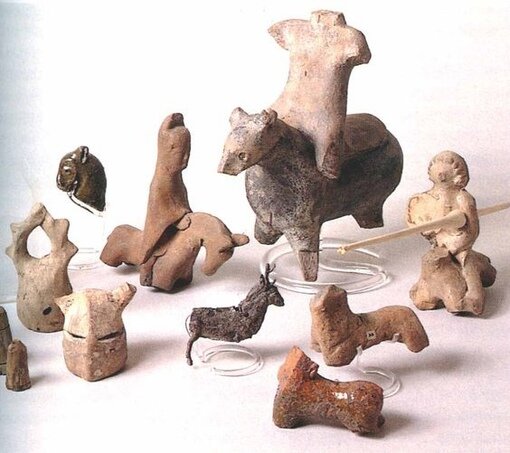 На раскопках найдены вот такие игрушки, можно самим предположить, во что играли дети в те далекие времена