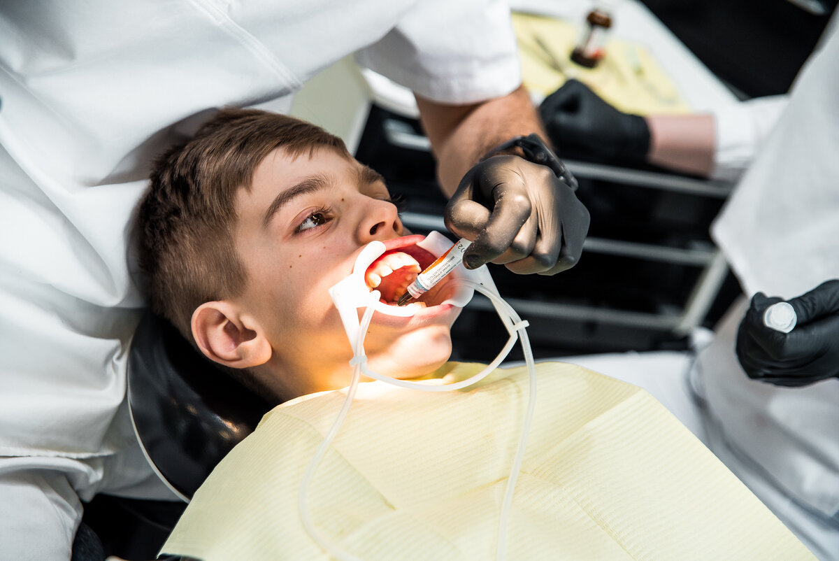 Лучше решать проблемы с прикусом ещё в детстве. Так проще. Но и взрослым пациентом заняться зубами никогда не поздно.