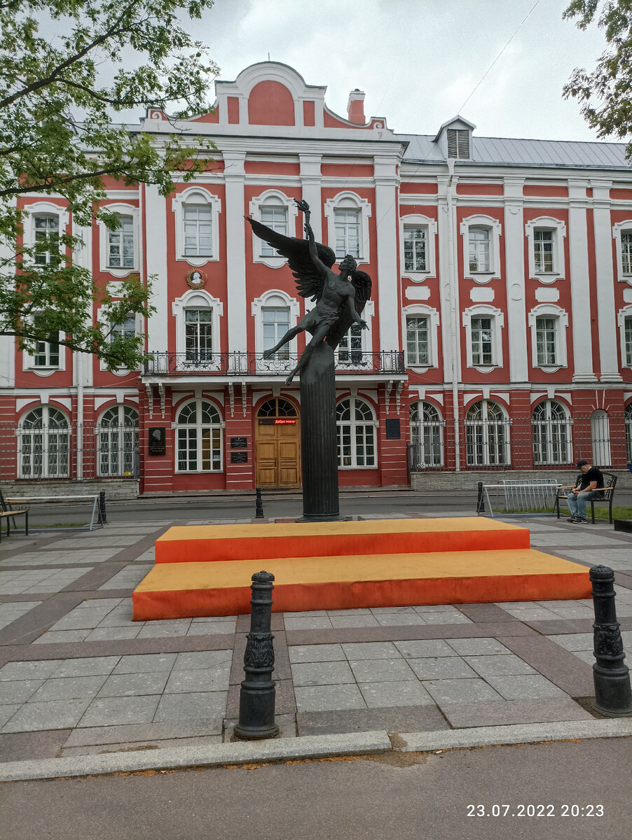 Про этот памятник экскурсовод сказала, что не знает что это такое. 