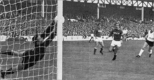 Настоящие чудеса вратарского искусства демонстрировал Лев Яшин. Он парировал и взял несколько мячей, которые принято считать безнадежными.