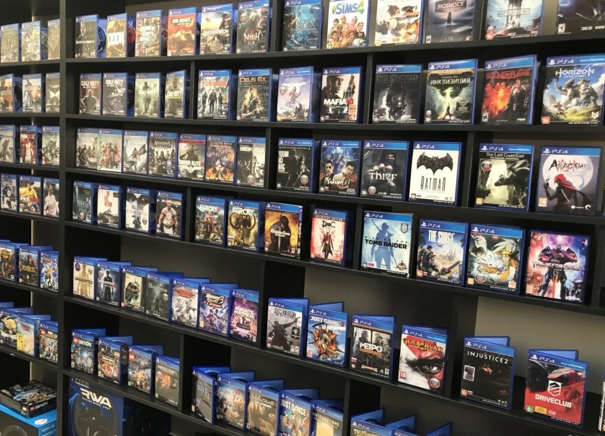 На полках магазинов игры также крайне плотно засели, хоть и основная их платформа дистрибуции - цифровая.