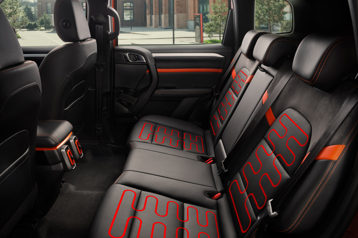 Комфортные условия для пассажиров заднего ряда (подогрев установлен в сиденьях и в спинках) 