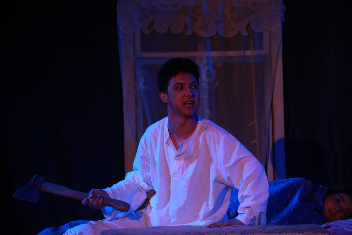 «Семейный портрет с посторонним» Реж: В.Юсупов .