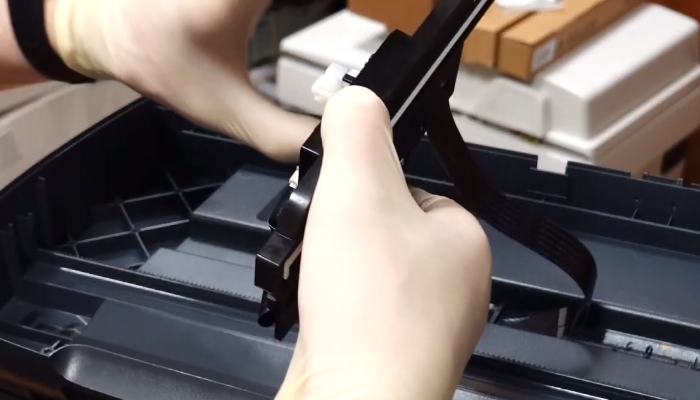 Фото 33. В указанное место наносим смазку для пластиковых шестеренок