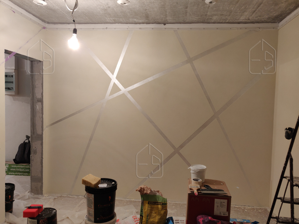 Стены после нанесения декоративной штукатурки. В комнате не установлен натяжной потолок