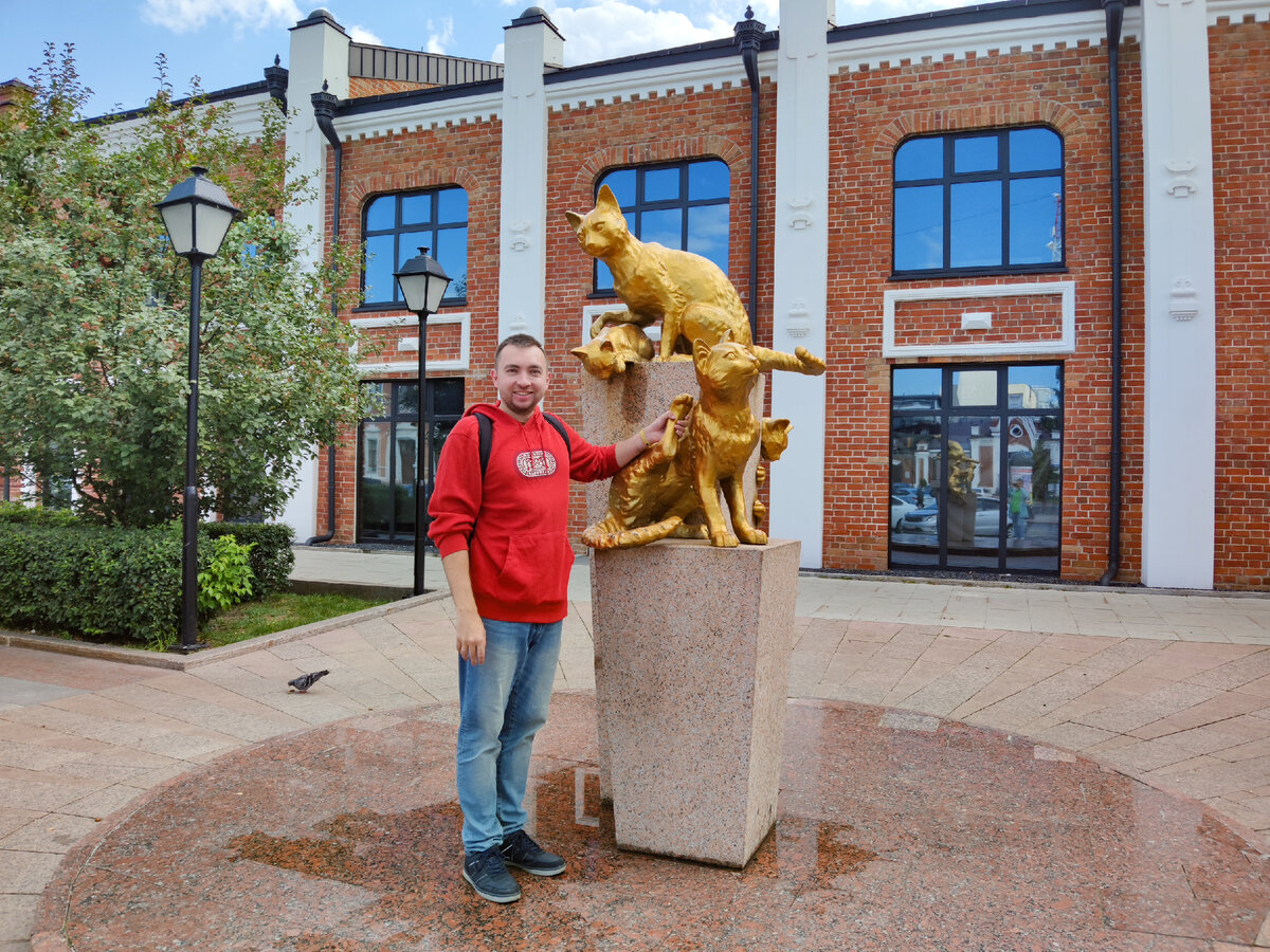 Какая плитка! Какое здание! Какая зелень! Какой довольный автор! В сквере сибирских кошек