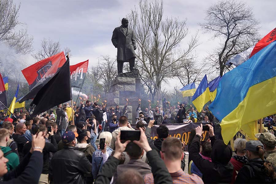 Участники митинга во время согласованного шествия украинских националистов у памятника Тарасу Шеченко в Одессе. - Фото: Архип Верещагин/ТАСС