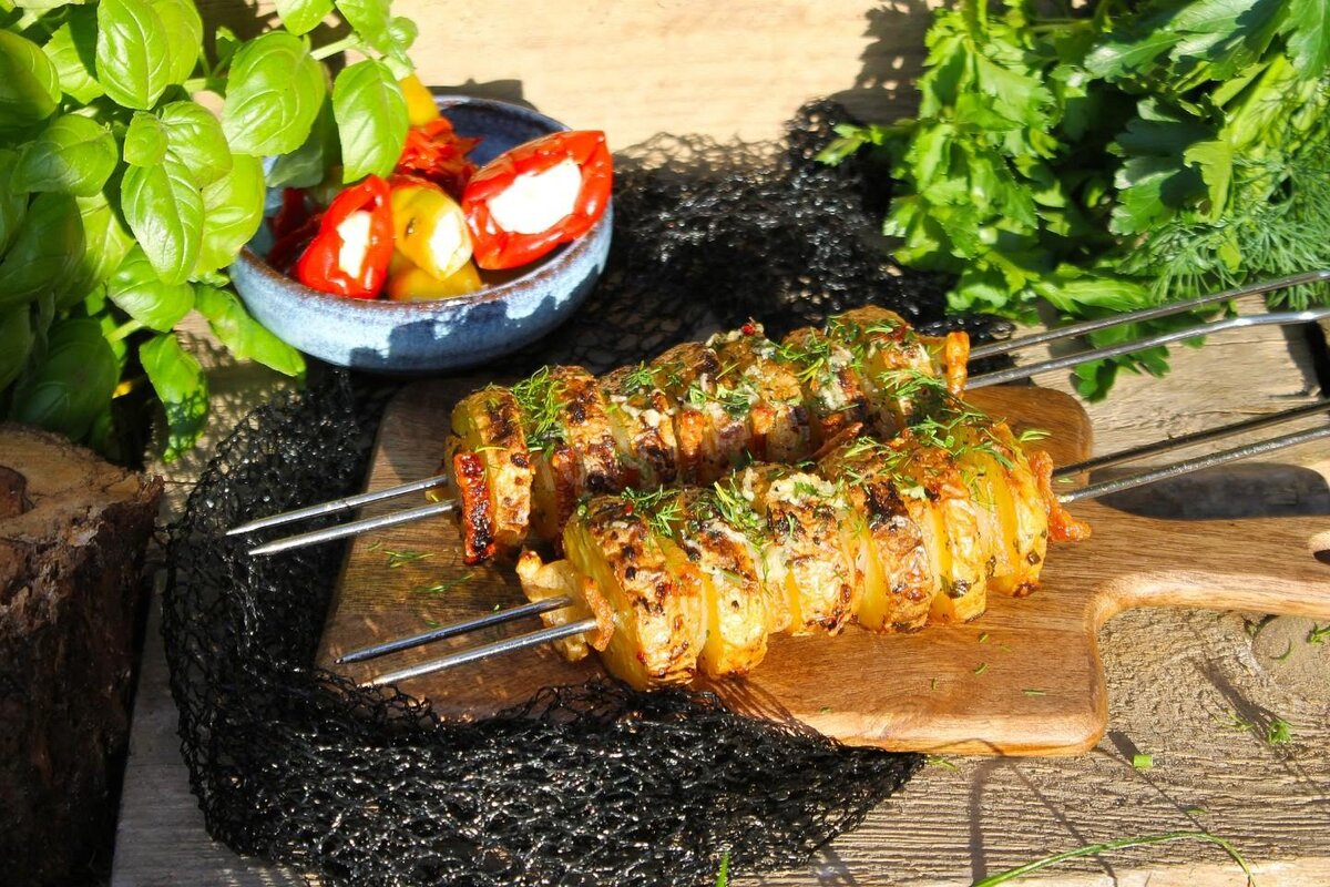 Ингредиенты
Картошка (среднего размера): 6 шт.
Сало: 250 гр
Растительное масло: 4 стол.л.
Чеснок: 2 зубч.
Душистый перец: по вкусу
Соль: по вкусу
Зелень: по вкусу