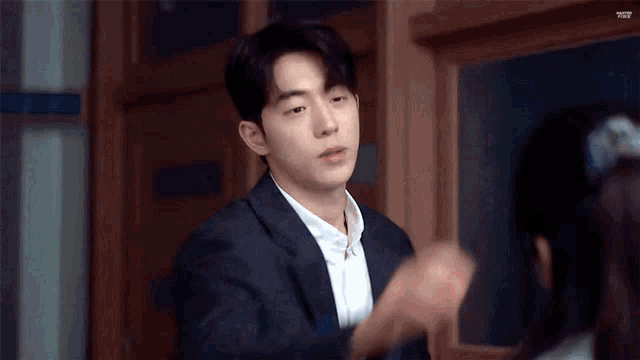 Кадр из дорамы "25 21" (кор. 스물다섯 스물하나) 