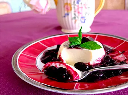 Традиционная итальянская ванильная панна-котта с голубикой