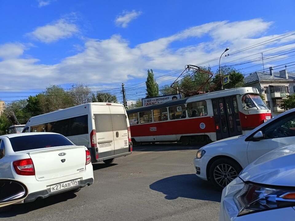     Движение на дорогах Волгограда сильно затруднено. Екатерина СИМОХИНА