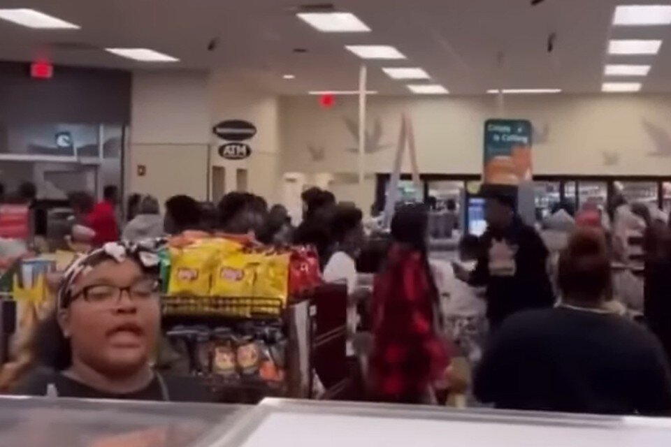     После набега подростков магазин оказался полностью разграбленным и разгромленным