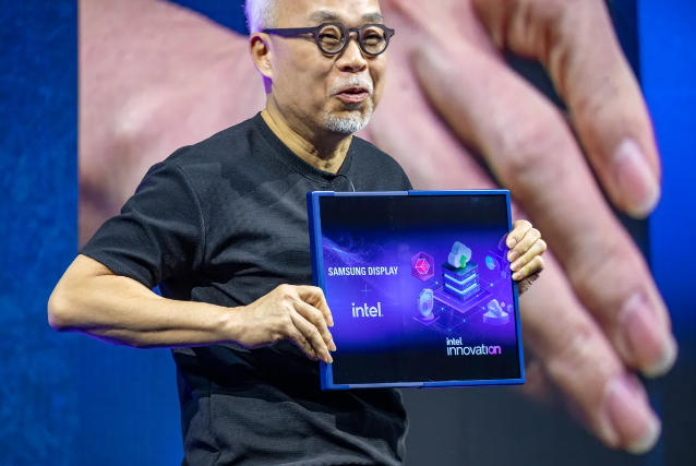 Дж. С. Чой, руководитель подразделения дисплеев Samsung, демонстрирует «скользящий» экран, который можно расширить, потянув за один край с диагонали 13 дюймов до диагонали 17 дюймов.